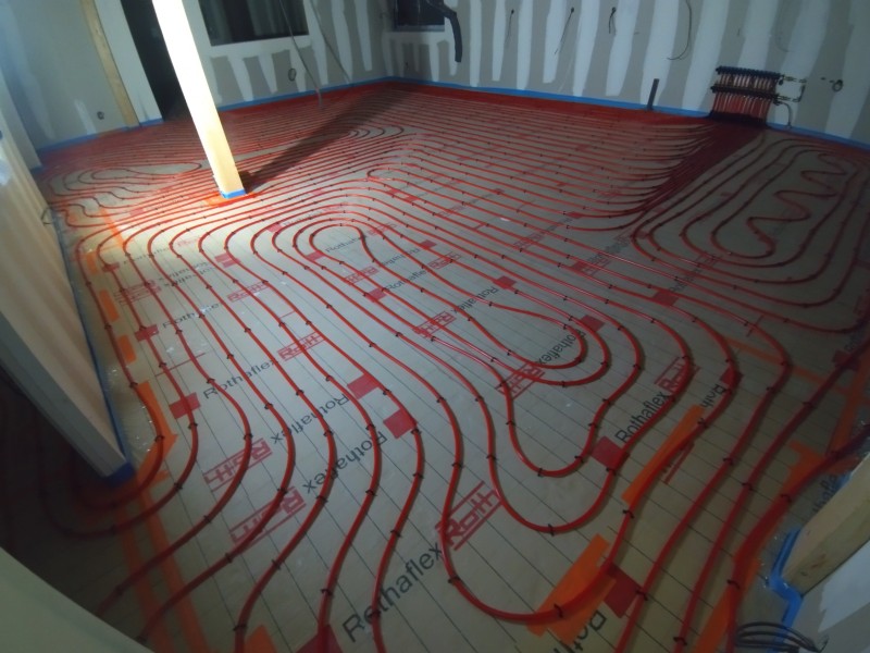 Pose d'un plancher chauffant raccordé à une PAC dans un local professionnel près de Bolbec 76