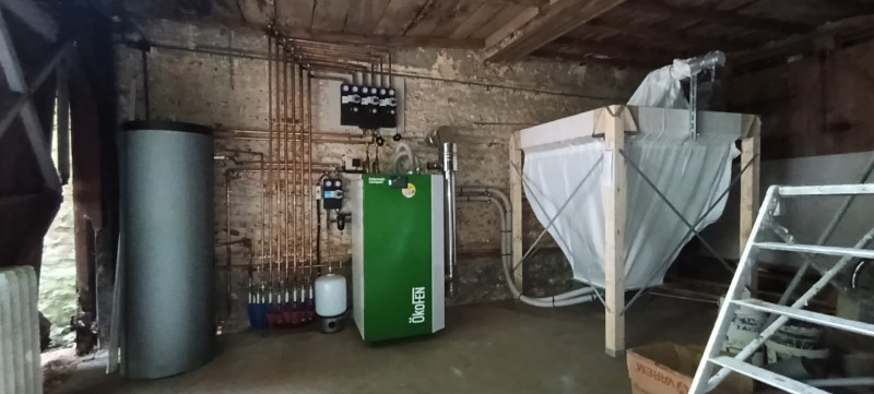 Chauffagiste RGE secteur Fécamp : installation chaudière granulés bois ÖkoFEN avec réseau radiateurs multicouche et eau chaude sanitaire