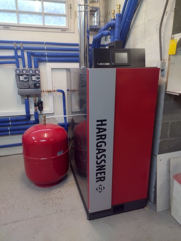 Chauffagiste pour pose d'une chaudière à bûches Hargassner avec Ma Prime Renov proche Criquetot l'Esneval 76