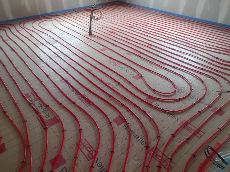 Pose d'un plancher chauffant raccordé à une PAC dans un local professionnel près de Bolbec 76
