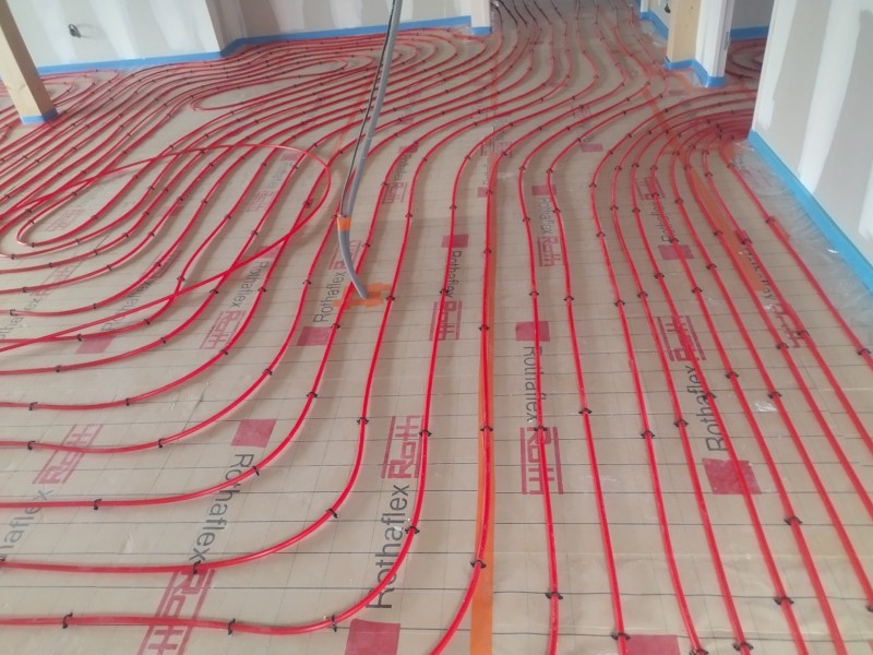 Pose d'un plancher chauffant raccordé à une PAC dans un local professionnel près de Bolbec 76