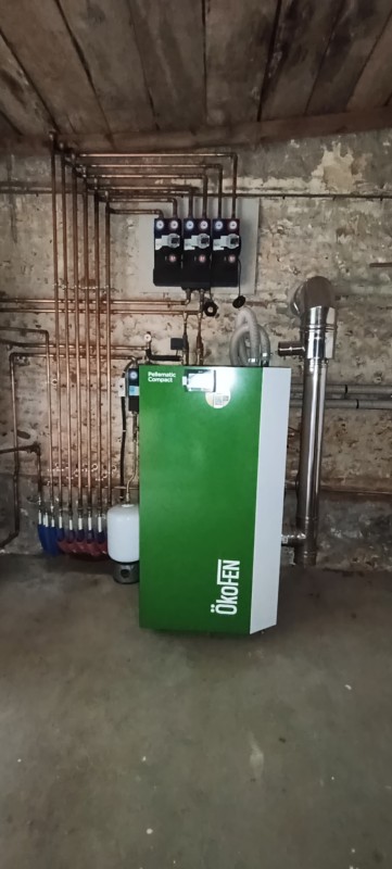 Chauffagiste RGE secteur Fécamp : installation chaudière granulés bois ÖkoFEN avec réseau radiateurs multicouche et eau chaude sanitaire